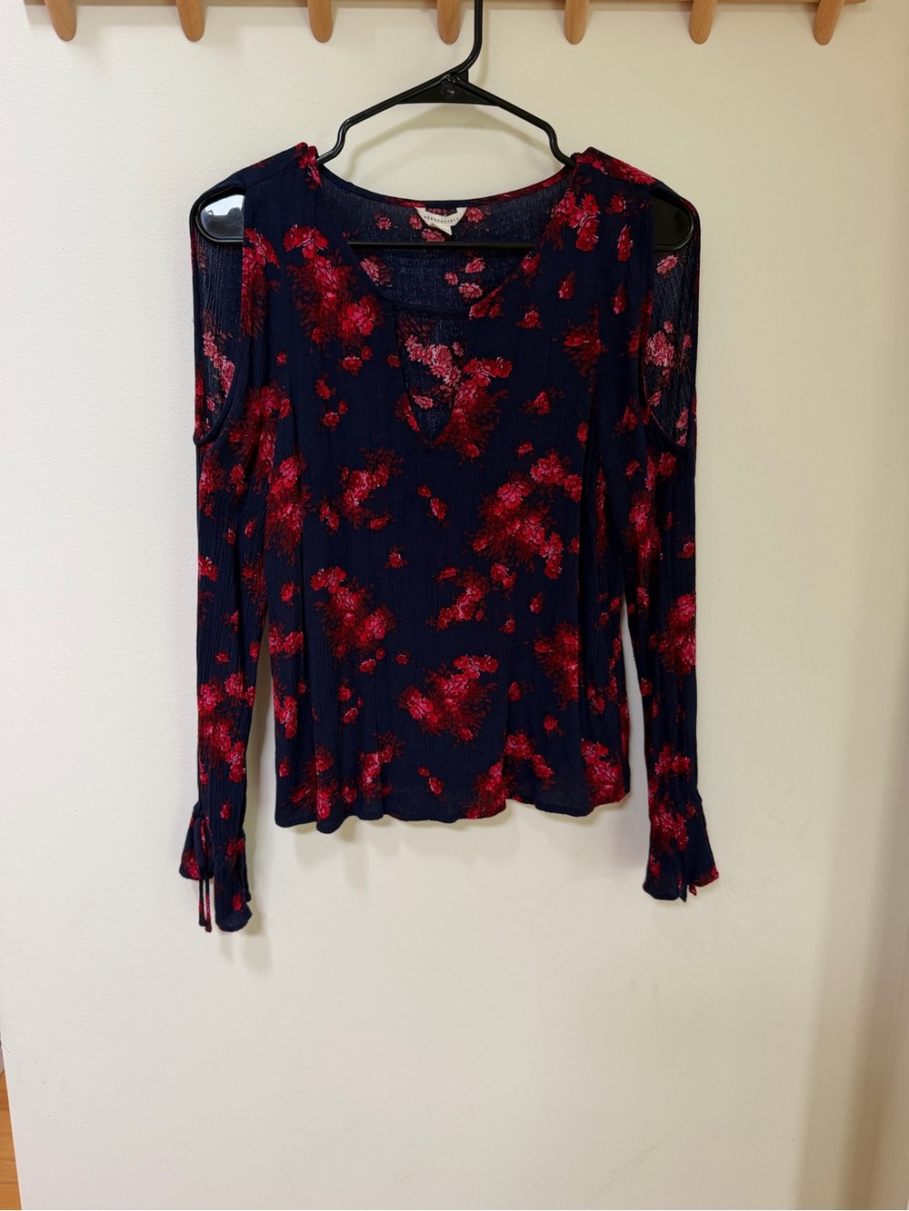 Aeropostale Navy Cold-Shoulder Floral Long Sleeve Top with Red Print, Size Small